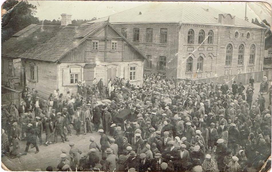 Pogrzeb rabina Tamaresa w Mikjeczycach 1931. Źródło: portal JewishBialystok.pl
